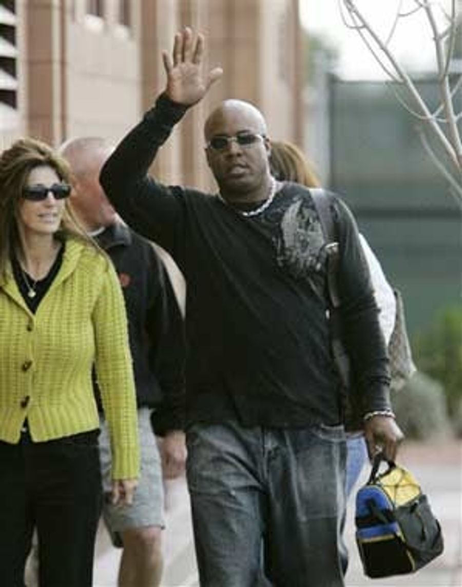 Barry Bonds Could Really Use Johnnie Cochran Right About Now