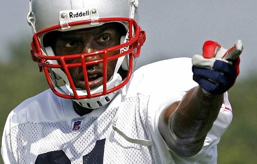 Randy Moss Is Hands Off With The Ladies
