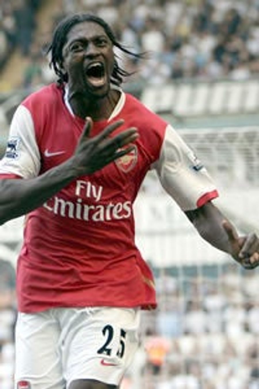Adebayor Leads Arsenal Past Fulham