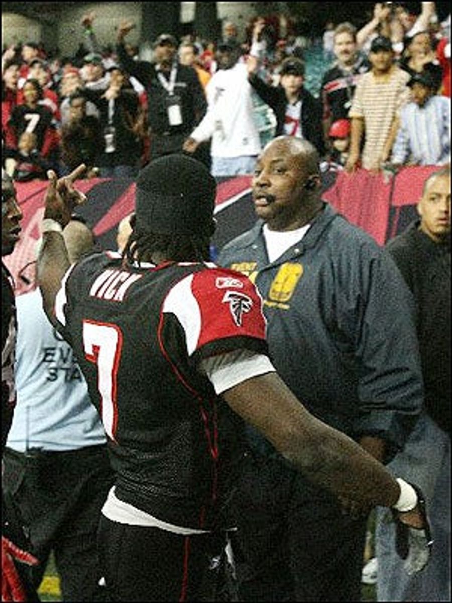 NFL&#39;s &quot;Concerned&quot; About Players Flashing Gang Signs