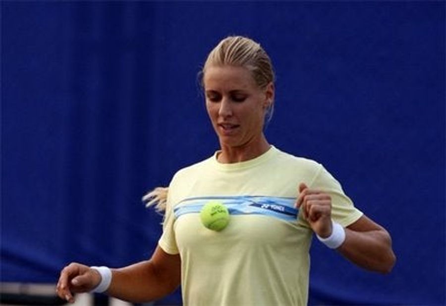 Afternoon Blogdome: Apparently, Elena Dementieva&#39;s Shirt Is Made Of Velcro