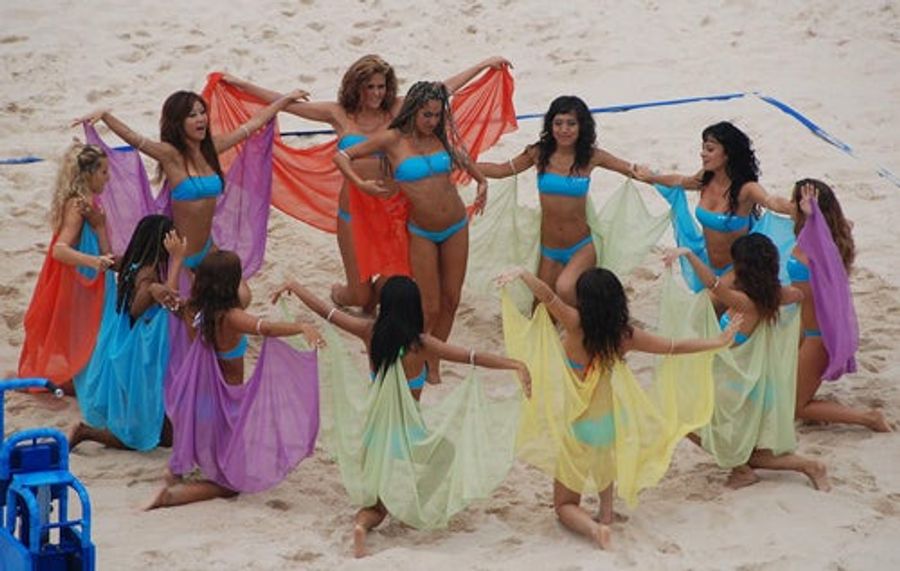 Morning Blogdome: They Are Really Just Performance Artists On A Beach