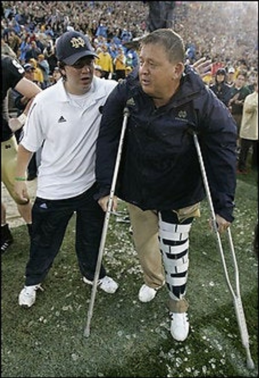 College Football Roundup: Charlie Weis Is Broken