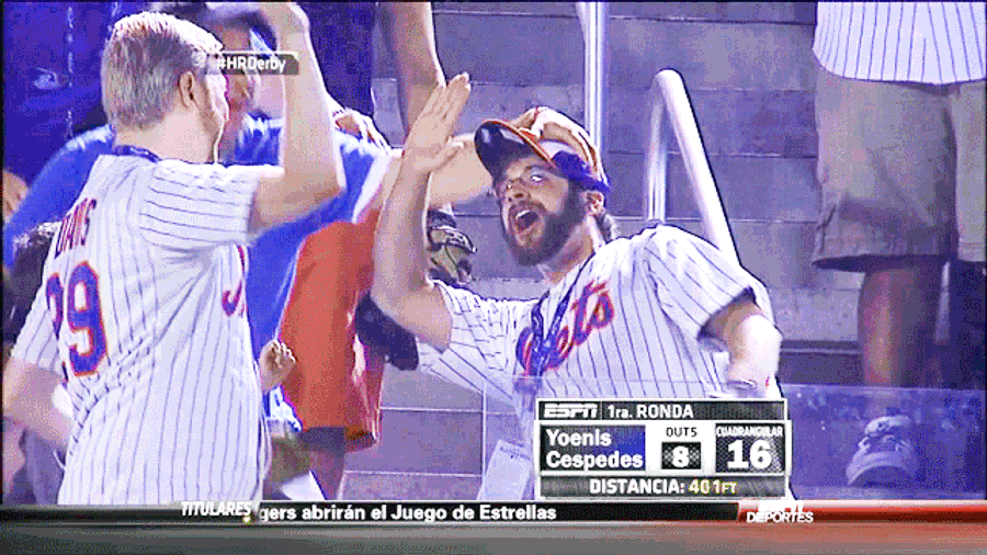 Mets Fans Struggle With High Fives, Obviously [UPDATE]