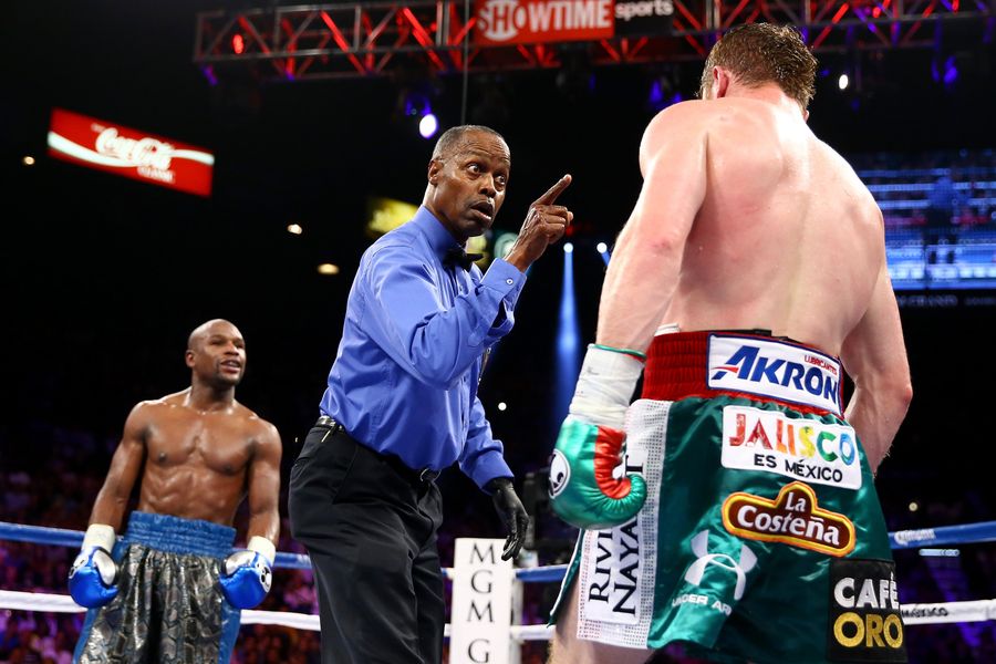 Mayweather Dominates Canelo In The Eyes Of Everyone Except One Judge