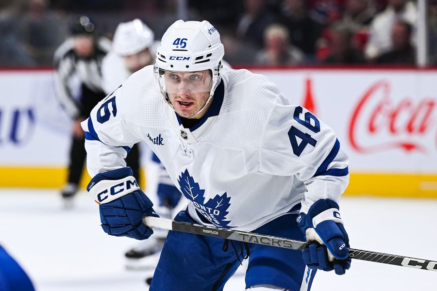 Maple Leafs re-sign F Alex Steeves to one-year deal
