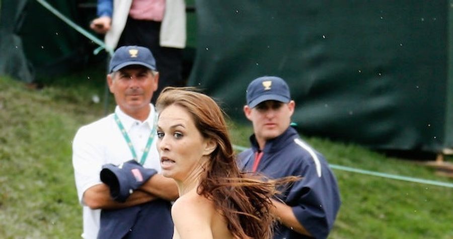 Here&#39;s Fred Couples Watching A Woman Streak At The Presidents Cup
