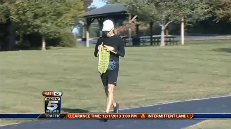 Man Knits 12-Foot Scarf While Running Kansas City Marathon
