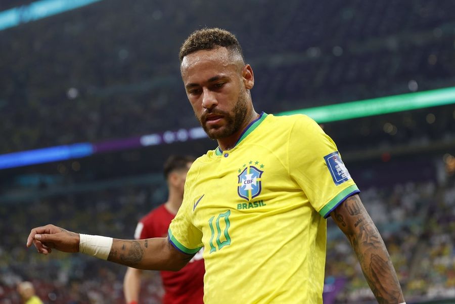 Brazil's Neymar to have MRI on nagging calf injury