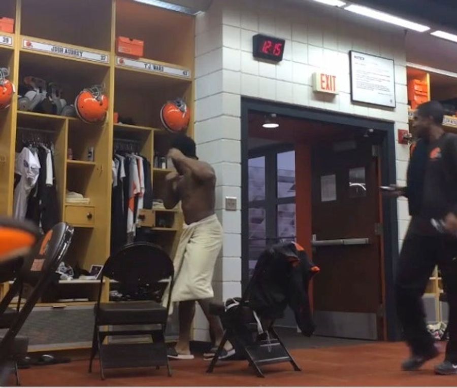 Browns Prank T.J. Ward With Fake Rat In His Locker
