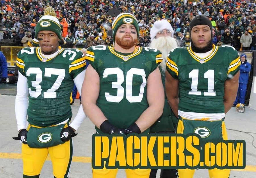 Santa Rodgers Photobombs Green Bay&#39;s Captain Photo