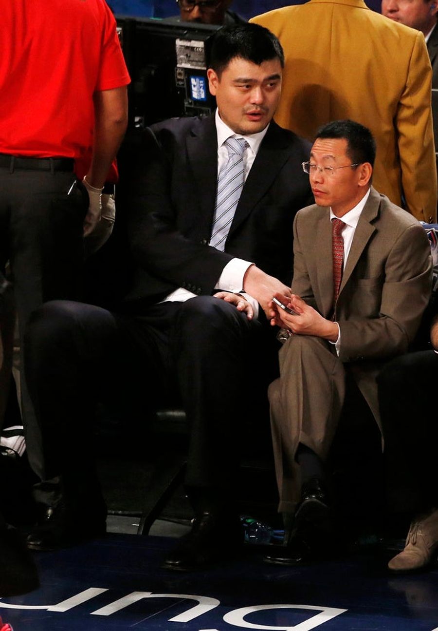 Yao Ming Next To An Average Person Is Amazing, As Usual