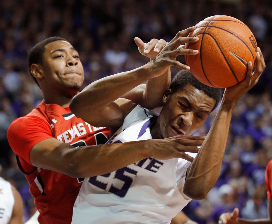 Kansas State Player High-Fives Invisible Teammates Between Free Throws