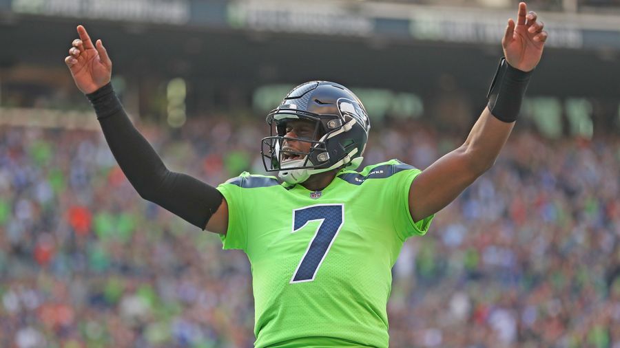 Geno Smith bucks Broncos, rides into winner's circle