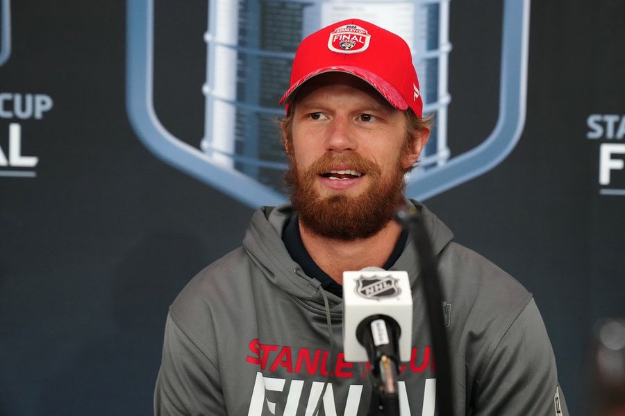 Eric Staal signs 1-day contract with Hurricanes, retires