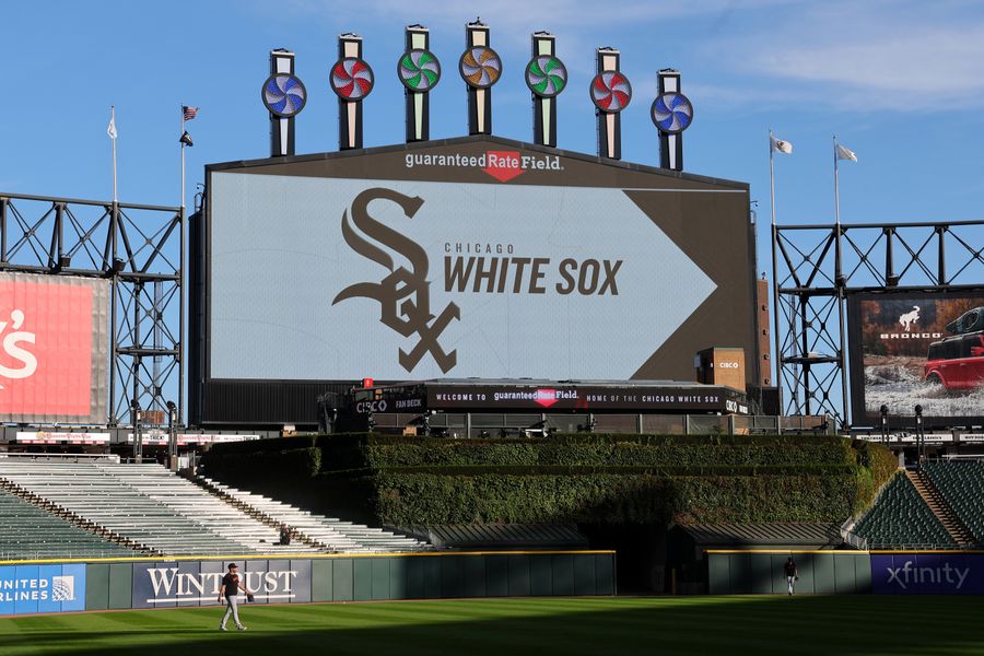 Dos mujeres recibieron disparos en un juego de los White Sox y a nadie parece importarle