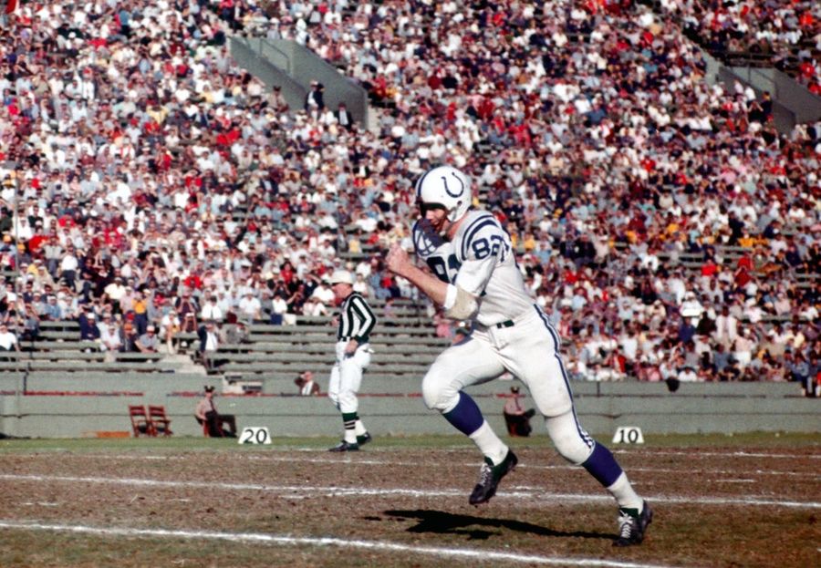 O lendário wide receiver Raymond Berry, membro do Hall da Fama, morre aos 93 anos.