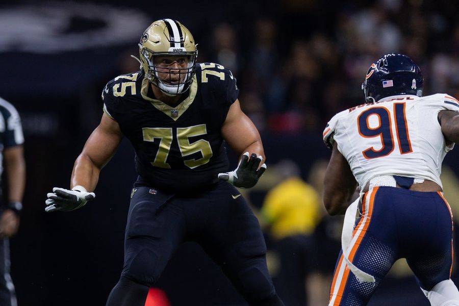 O ex-jogador do Pro Bowl, Andrus Peat, anuncia sua aposentadoria.