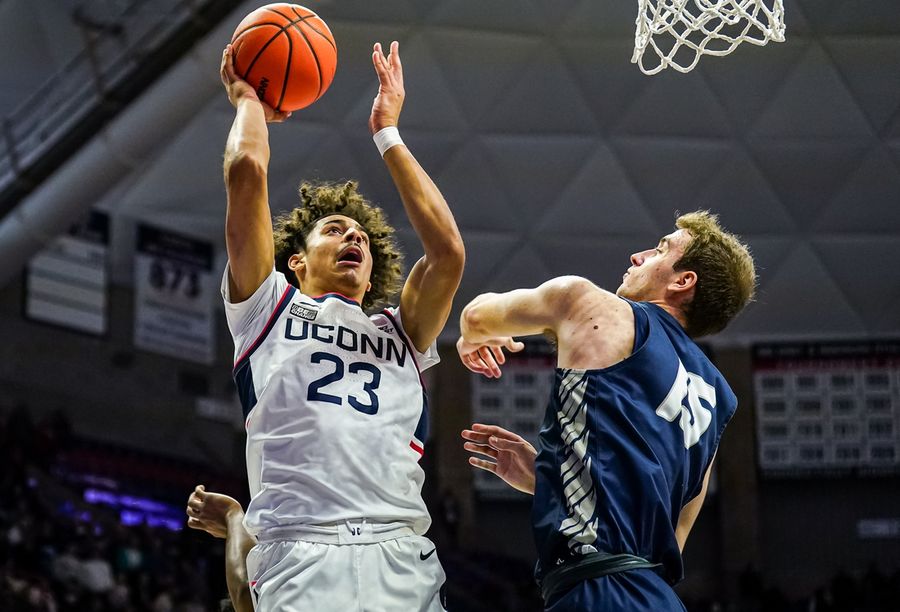 After sluggish start, No. 3 UConn coasts to 39-point win over New Hampshire