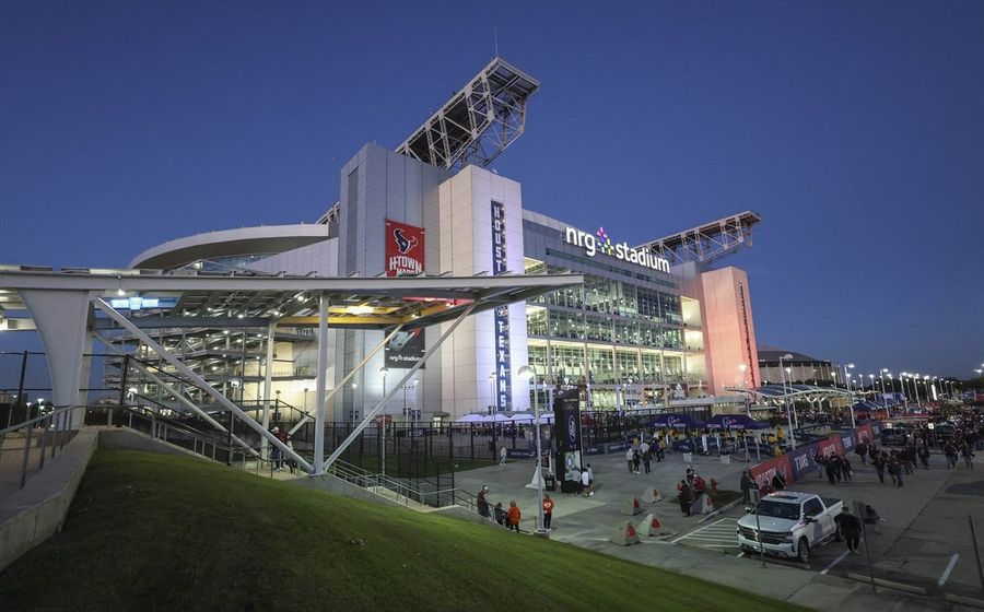 El huracán Beryl daña el techo del estadio NRG