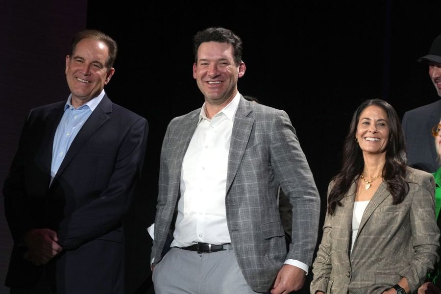 A CBS afastou Tony Romo por tempo indeterminado após sua prisão.