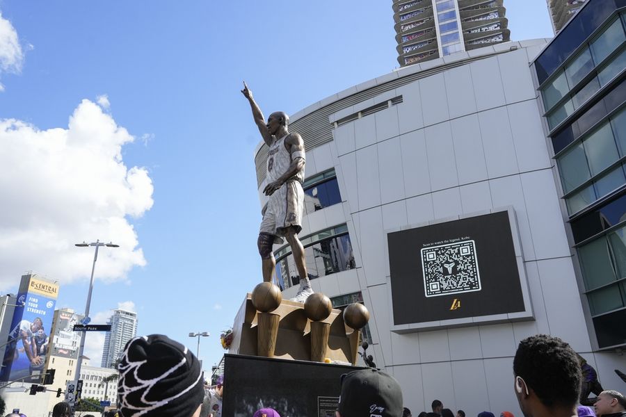 Relatório: Estátua de Kobe Bryant, filha pronta para inauguração