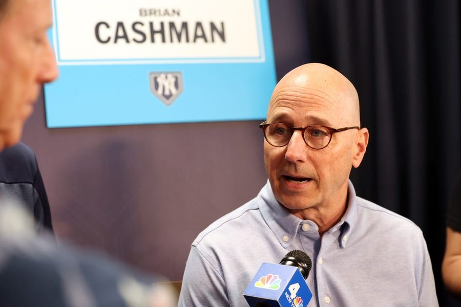 El gerente general de los Yankees, Brian Cashman, se une al equipo de gira en medio de una crisis