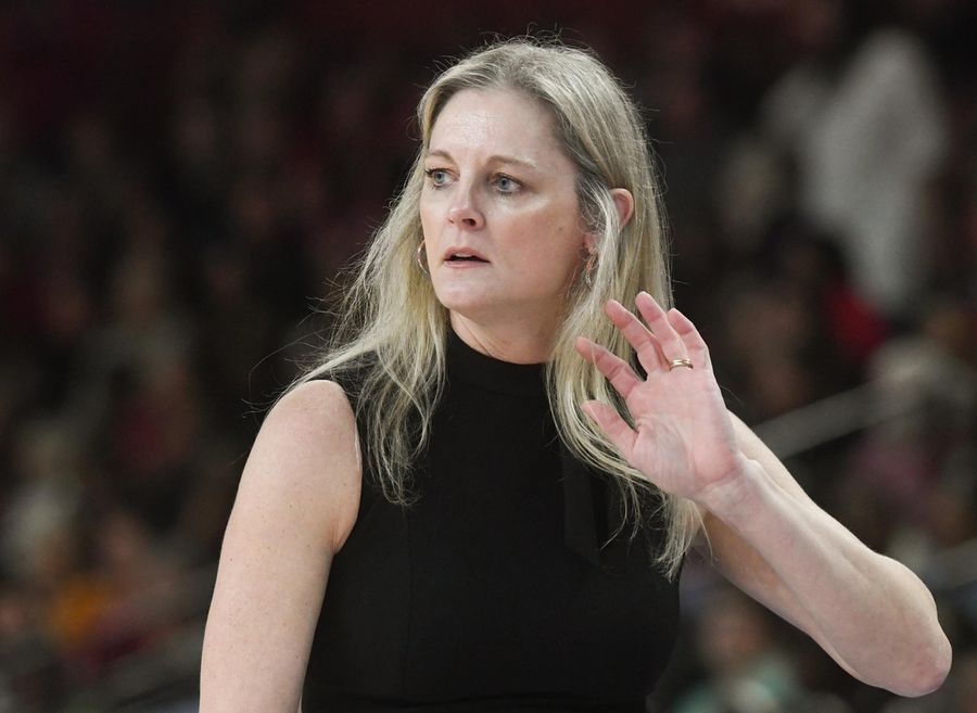 Missouri hires ex-Vols coach Kellie Harper