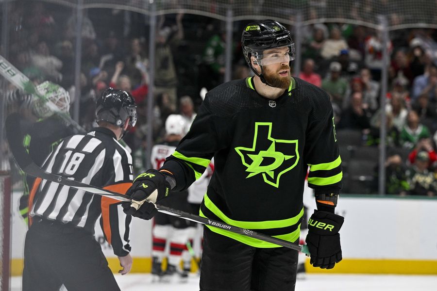 Maple Leafs sign D Jani Hakanpaa to 1-year deal