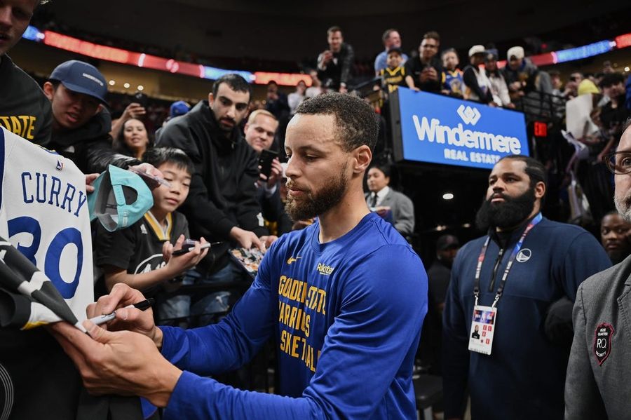 Stephen Curry wins 2023-24 Magic Johnson Award