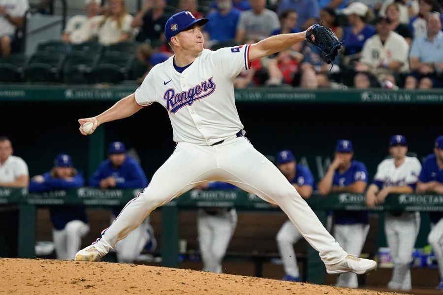 Los Rangers activan al RHP Josh Sborz y ponen al RHP Dane Dunning en IL