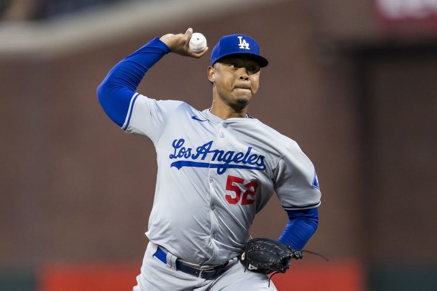 Brewers sign veteran RHP Elieser Hernandez