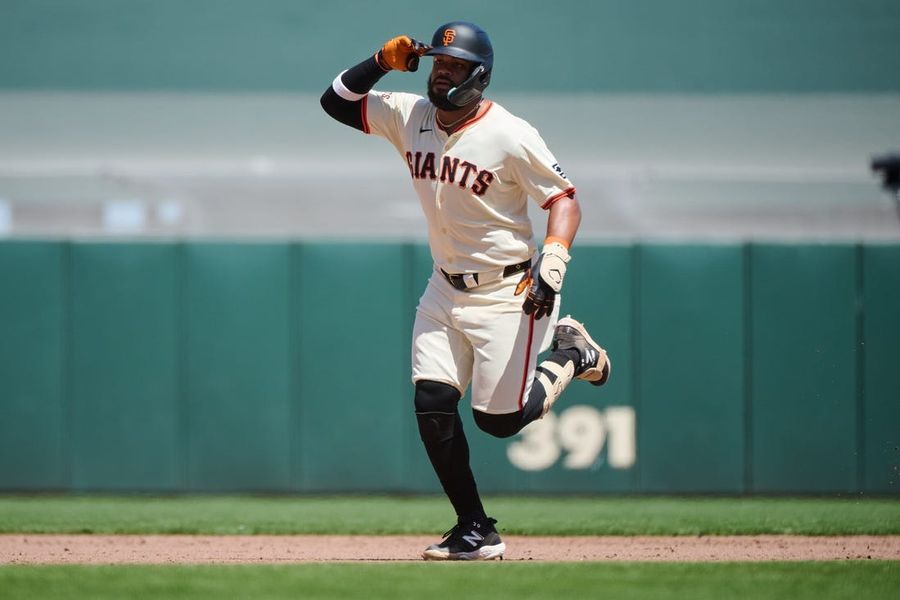 Giants complete three-game sweep of Rockies