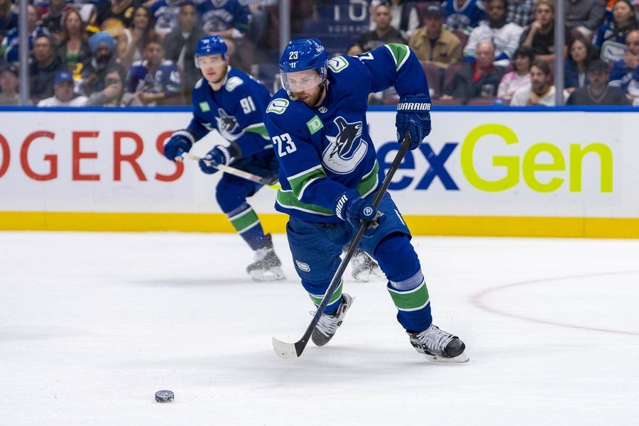 Reports: Bruins land F Elias Lindholm, D Nikita Zadorov