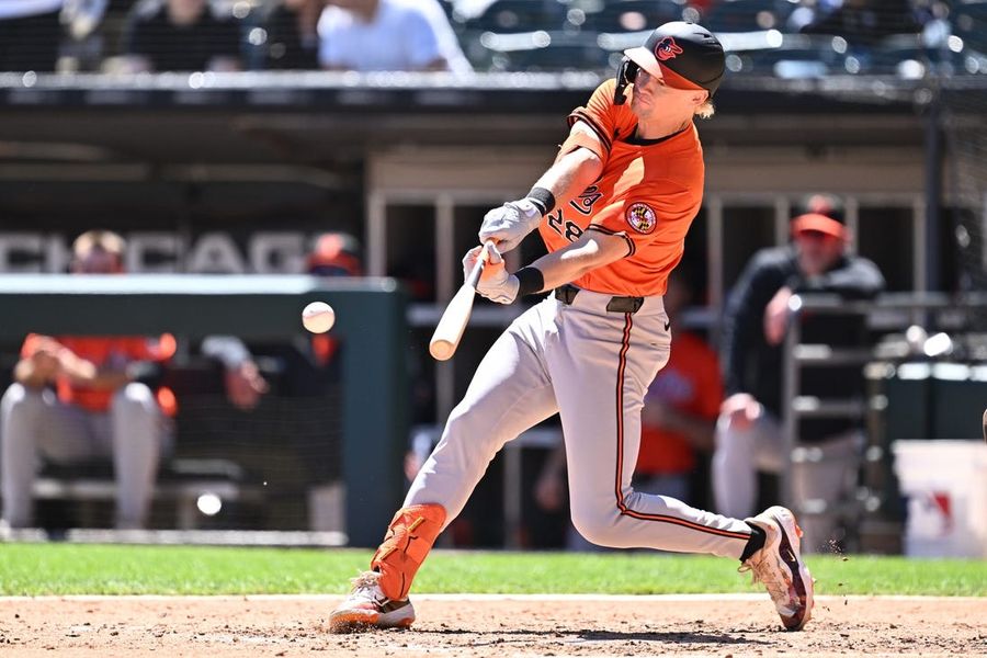 Orioles smack 3 homers in the 8th to stun White Sox