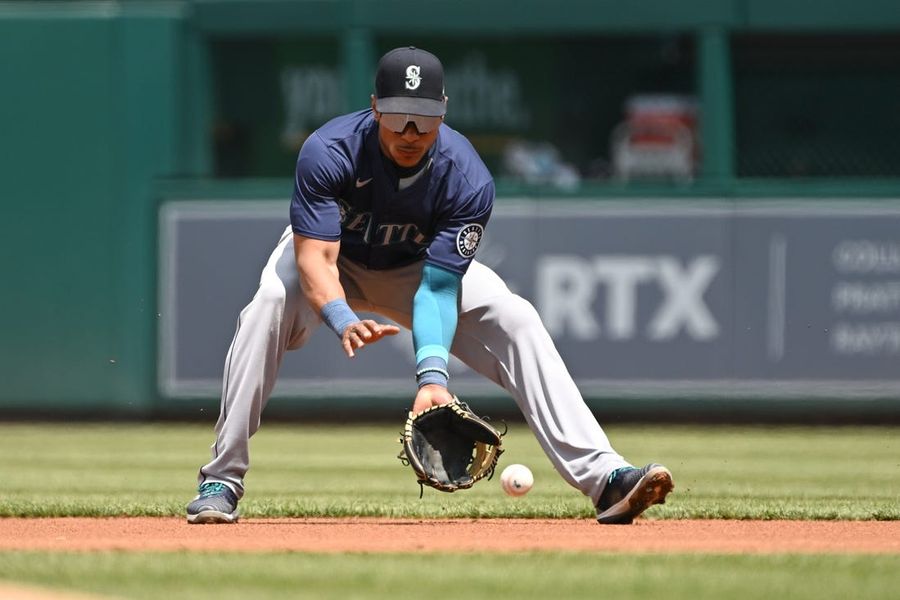 Mariners place 2B Jorge Polanco (hamstring) on IL