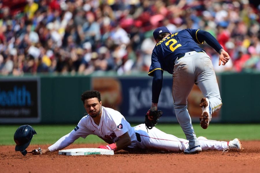 Red Sox avoid sweep, edge Brewers on late RBI single