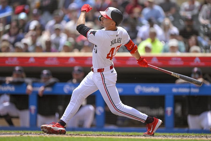 Twins stave off Royals' ninth-inning comeback