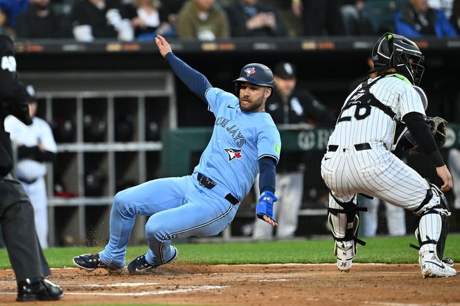 Blue Jays withstand rain, hammer White Sox