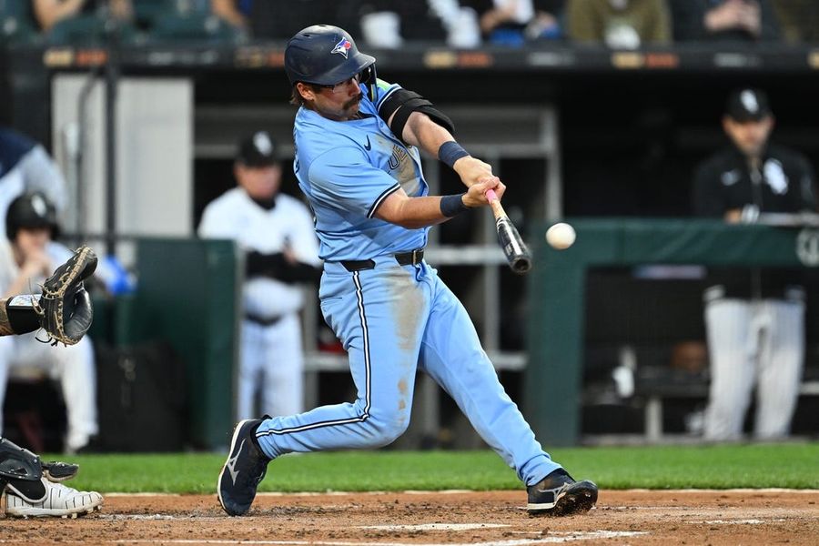 Blue Jays strive for sweep of hapless White Sox