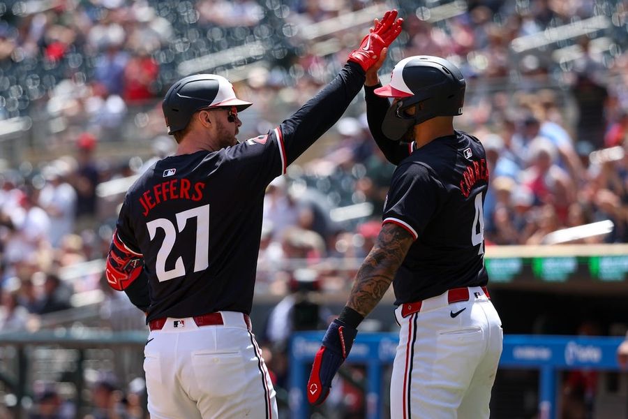 Twins rally from early deficit, take series from Royals