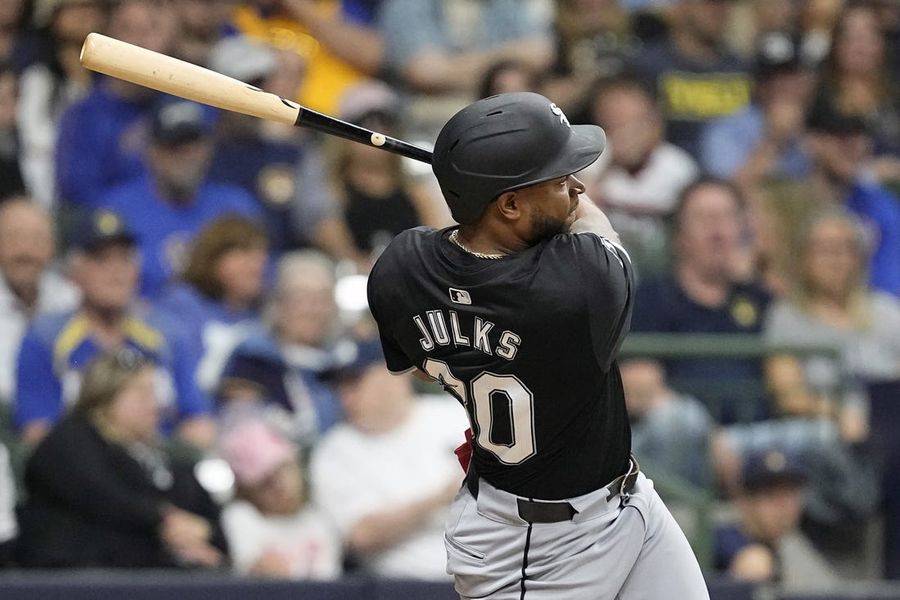 Brewers explode late to rout White Sox 