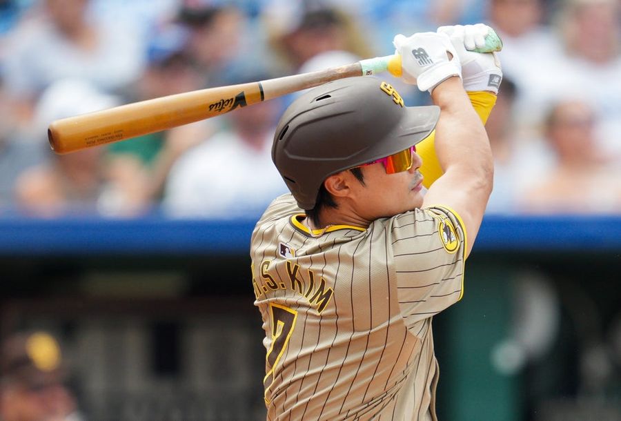 Clutch hitting lifts Padres past Royals