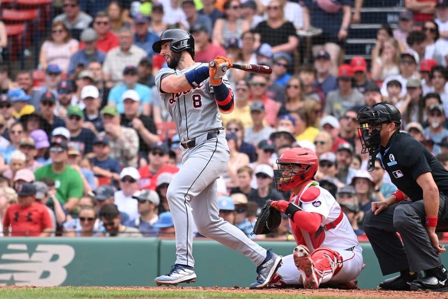 With 4-run 10th, Tigers split series with Red Sox