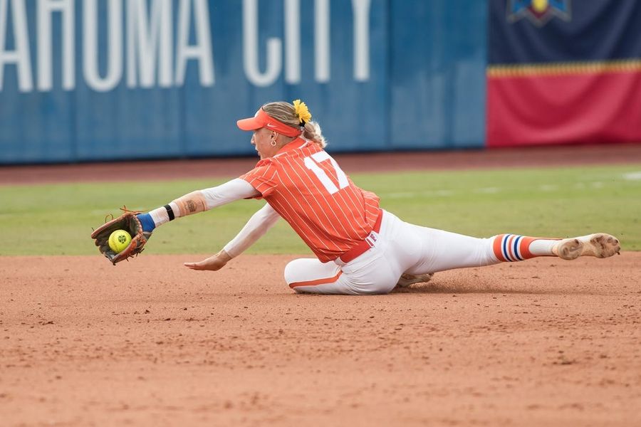 Florida ends Oklahoma's WCWS win streak; elimination game Tues.