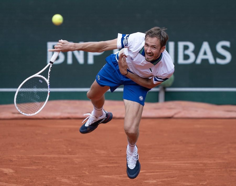 El sexto cabeza de serie, Daniil Medvedev, dio la sorpresa; el francés Moise Kouame (17) avanza.