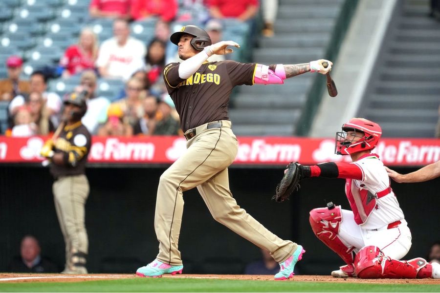 Padres 3B Manny Machado exits with hip injury