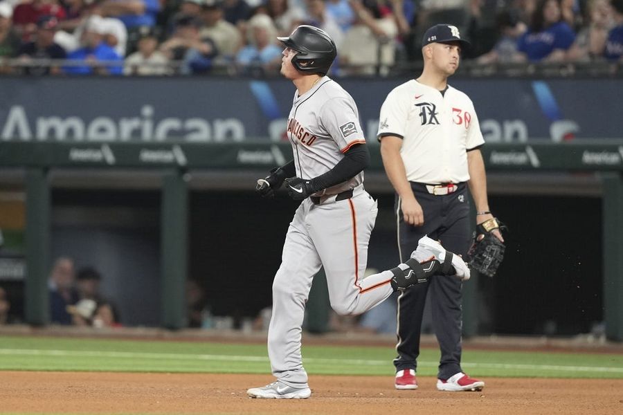 Giants hope power surge continues vs. Rangers
