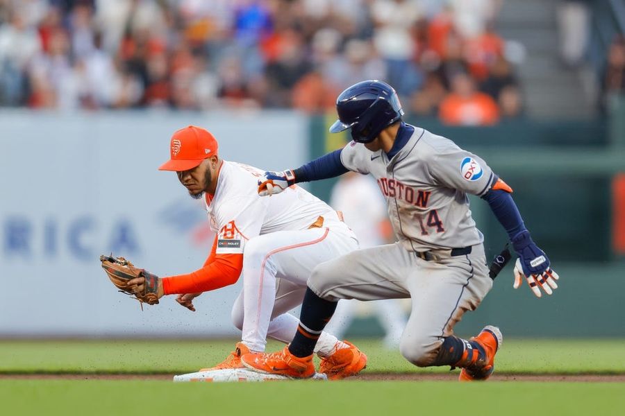 Costly error helps Astros knock off Giants 