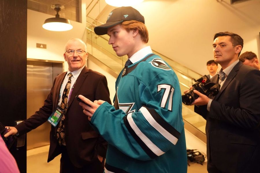 Los Sharks firman a Macklin Celebrini, seleccionado global número 1